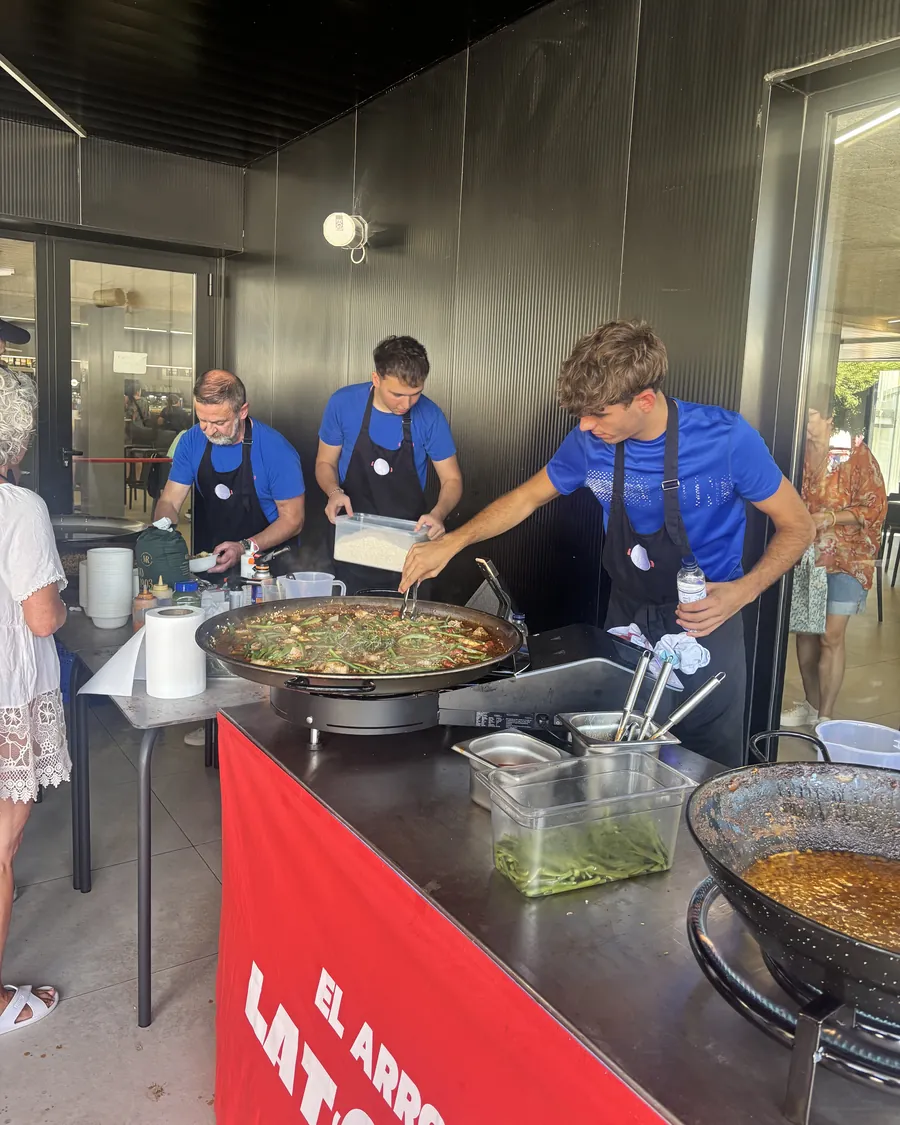 Tres cocineros de El Arroz de LaTomasa preparando una paella grande en directo en Oberena