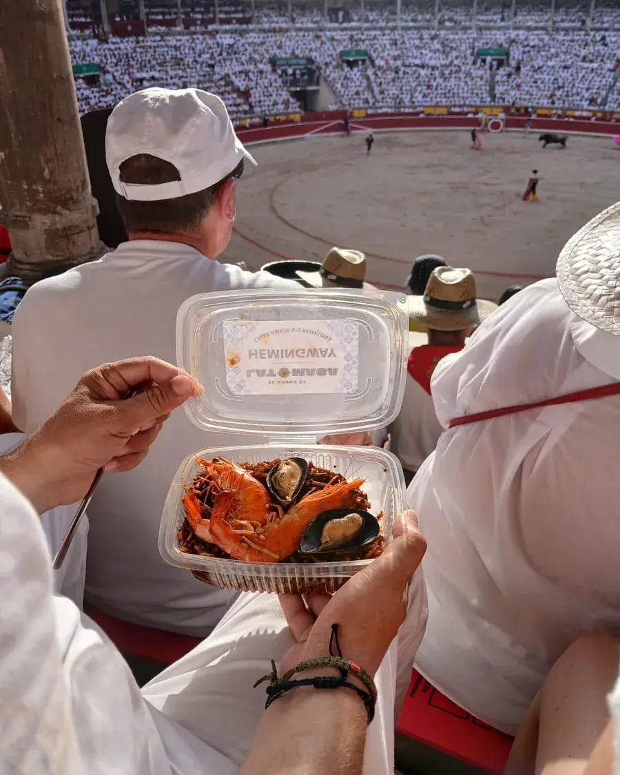 Tarrina de fideuá con gambas y mejillones en el tendido de la plaza de toros de Pamplona