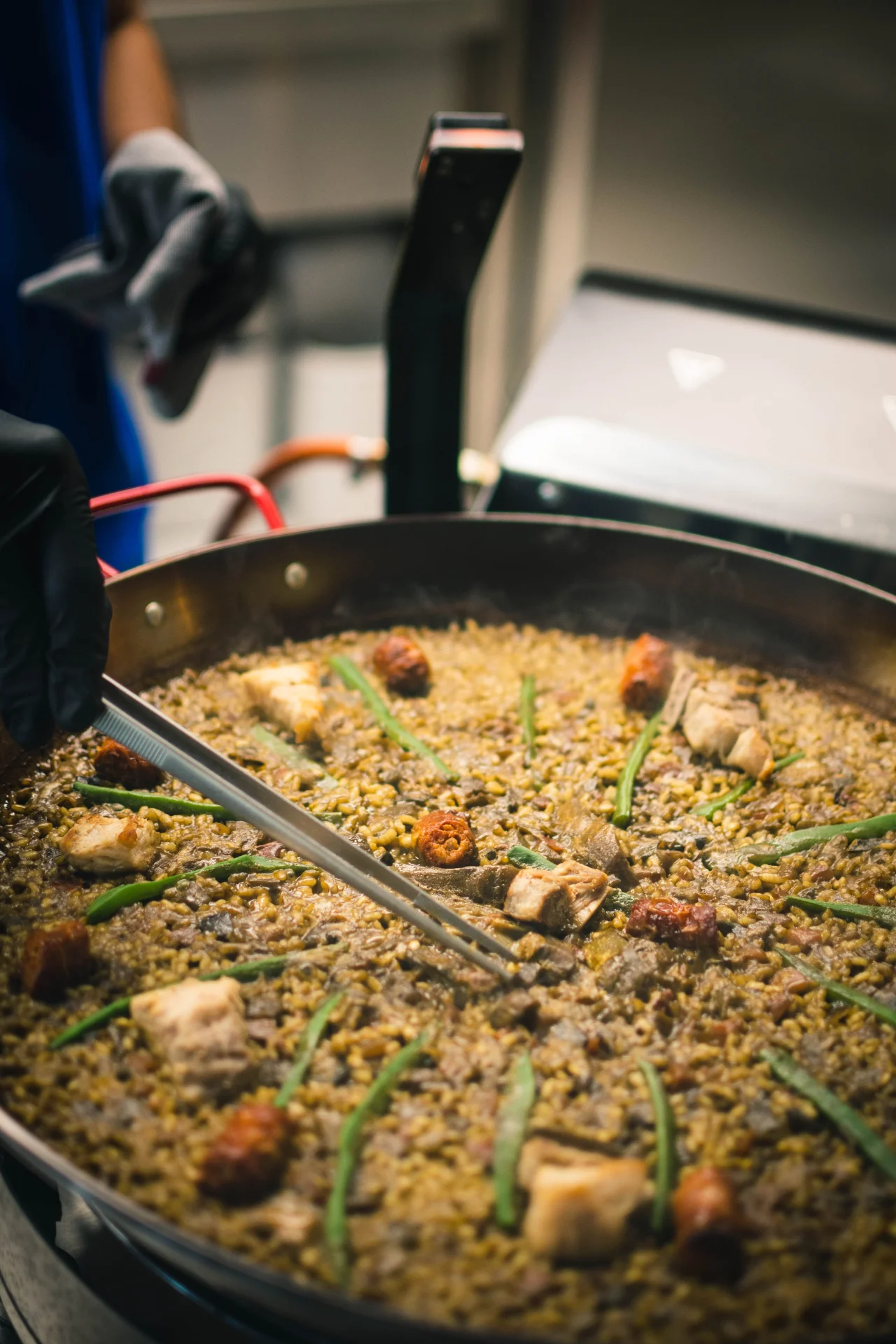 Paella artesanal recién hecha para recoger en Lezkairu, Pamplona